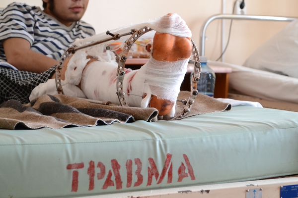 Операция по спасению: хирурги пришили парню почти оторванную стопу