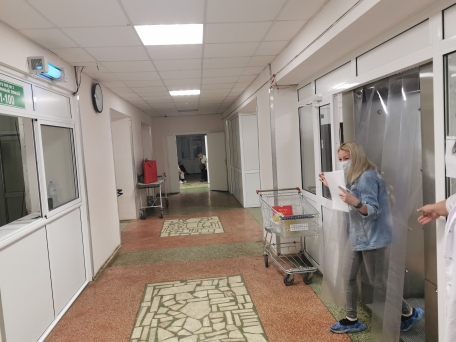 В приемном покое установили дезинфицирующие кабины